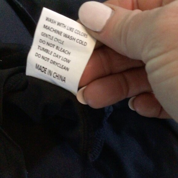 Black crew neck cold-shoulder long sleeve top 2xl.   (8L) - Picture 10 of 10